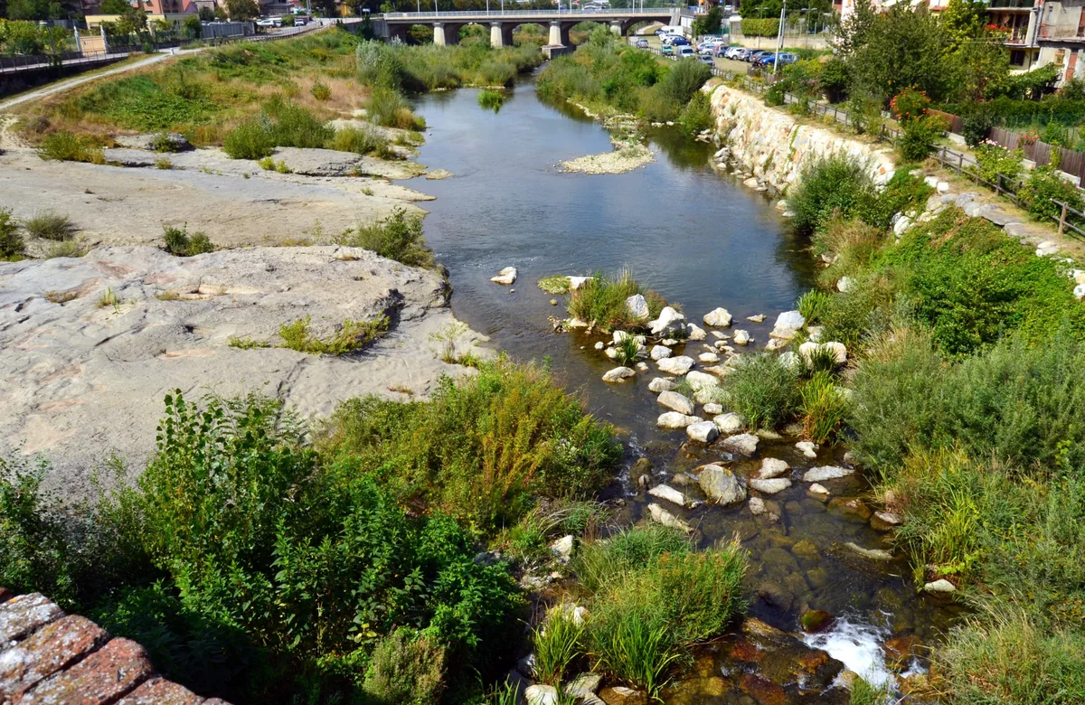 La Bormida di Millesimo nel centro di Millesimo, con il ponte e l'alveo fotografati nel settembre 2014