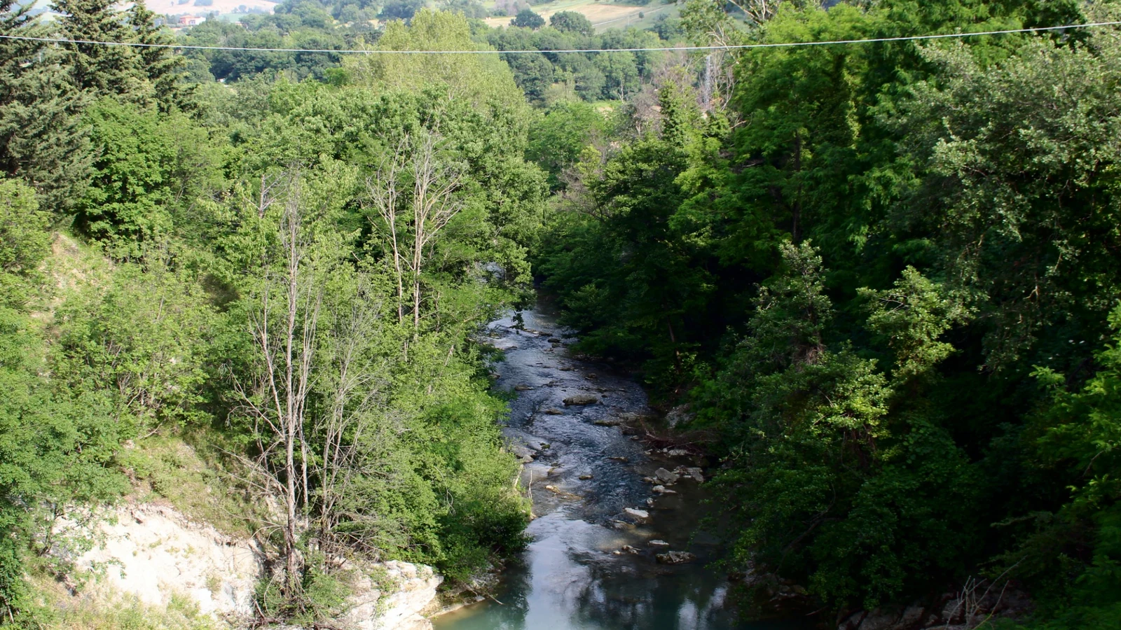 Il fiume Chienti presso Serrapetrona, nel territorio di Caccamo