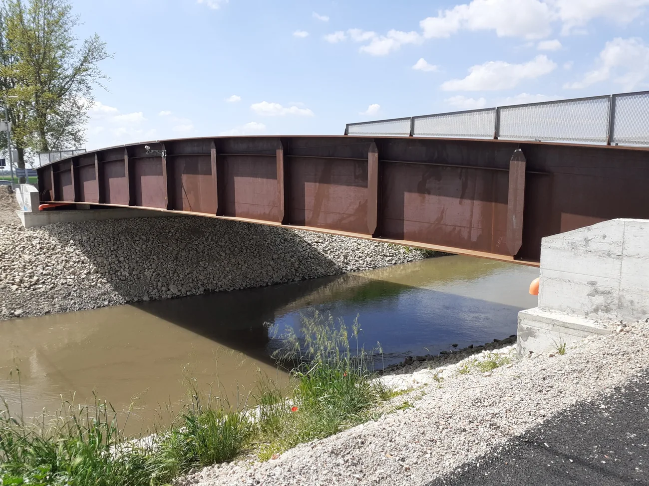 Ponte metallico della strada provinciale 91 sopra il fiume Fratta, fotografato nel 2024