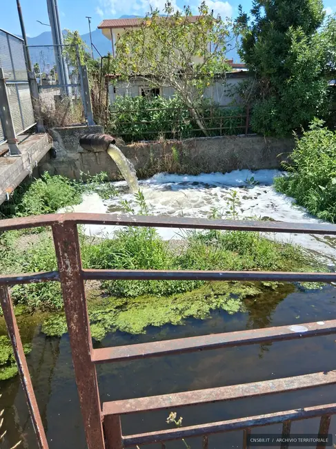 Rio Sguazzatorio, tubazione in alveo. Angri · area PIP Agroinvest. Fotografia di Michele Buscè, archivio CNSBII.