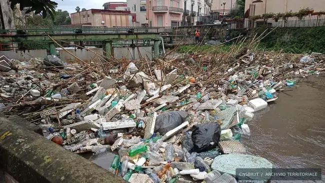 Rifiuti presso le paratie del Sarno. Scafati. Fotografia di Michele Buscè, archivio CNSBII.