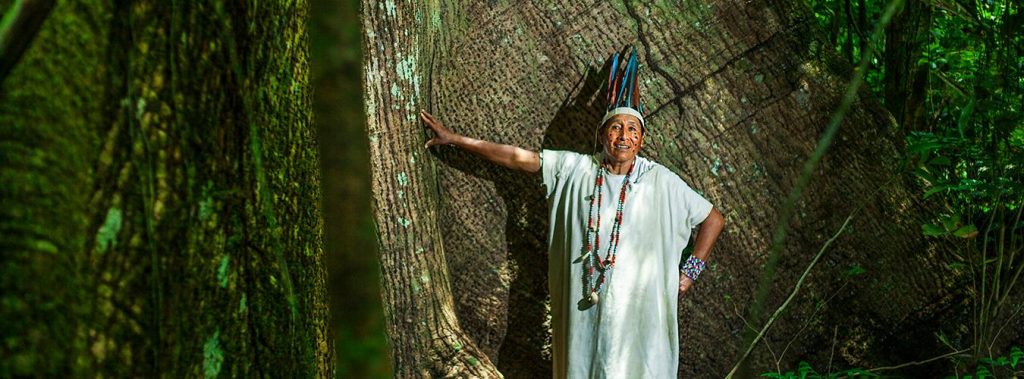 Gerardo Cruz, presidente della comunità indigena di Boca Isiriwe, Perù, in una visita guidata della foresta e del territorio da cui vive e dipende la sua comunità.