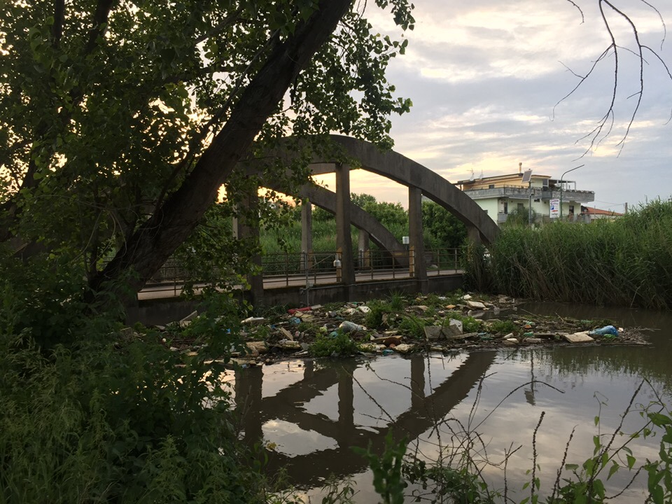 Rifiuti nel fiume sarno in Via Roma strada provinciale di Salerno n. 5 a San Marzano Sul Sarno.